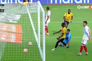 詭異弧線！恩納-瓦倫西亞小角度打門彈地入網(wǎng)！