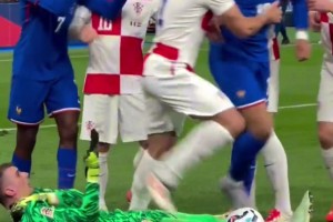 姆巴佩對(duì)著克羅地亞門(mén)將一頓輸出，莫德里奇只能好言相勸??