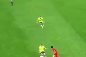 初生牛犢！現(xiàn)場(chǎng)視角看王鈺棟面對(duì)澳大利亞上演穿襠過(guò)人