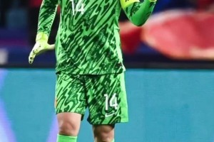 尷尬！王大雷剛在杭州領(lǐng)取中國(guó)金手套獎(jiǎng)，對(duì)澳大利亞時(shí)黃油手丟球