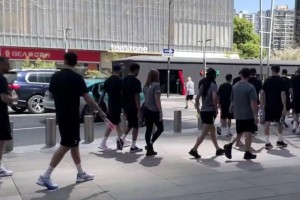 這么輕松？澳大利亞全隊(duì)上午還在杭州散步，晚上2-0輕取國(guó)足