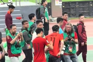 親和力！王鈺棟謝場(chǎng)給球迷簽名！