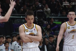 鞍山姆巴佩??趙繼偉壓時(shí)間單打讀秒飆進(jìn)壓哨三分 冷酷抱臂慶祝