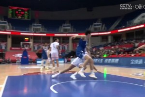 上強(qiáng)度了?。⌒∨致宸蝾D與楊瀚森卡位肉搏 激烈對(duì)抗雙雙倒地！