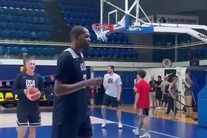 死神親自調(diào)教華子！KD手把手教華子投籃，畫面太夢(mèng)幻