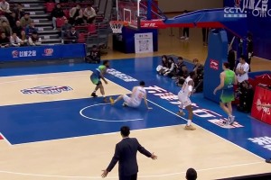 演技沒能躲過火眼金睛！張寧造進攻犯規(guī)后，裁判補吹其假摔技犯