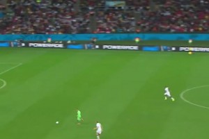 一戰(zhàn)驚天下！諾伊爾巴西世界杯上面對(duì)阿爾及利亞的出擊飛鏟