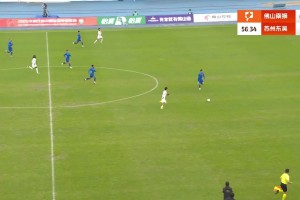 離奇出擊！佛山南獅門將在有后衛(wèi)防守的情況下，出擊送空門