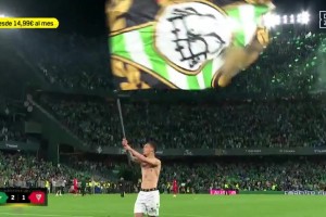 這是暗示？英格蘭成人女星在法國(guó)球迷面前掰斷法棍??