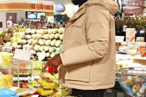 網(wǎng)友偶遇吉林外援瓊斯逛超市：裝了一車菠蘿是要進(jìn)貨嗎????