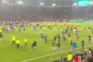 這就是足球！德丙球隊(duì)比勒菲爾德淘汰勒沃庫(kù)森，賽后球迷沖場(chǎng)慶祝