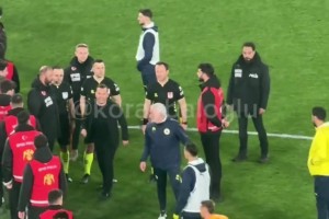 忍無(wú)可忍！現(xiàn)場(chǎng)視頻拍攝穆帥抓住對(duì)手教練鼻子全程！