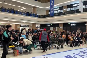 臥槽！大連商場內(nèi)眾人看馬萊萊點(diǎn)球不進(jìn)反應(yīng)??