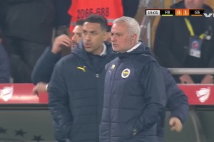 巨大爭(zhēng)議！加拉塔薩雷禁區(qū)明顯手球！主裁判視而不見(jiàn)拒絕判點(diǎn)！