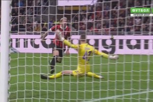 米蘭連續(xù)傳球配合！特奧小角度打門被德赫亞撲出！