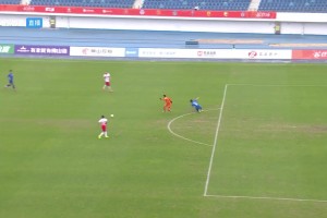 玩脫了??，陜西聯(lián)合門將周煜辰超巨失誤，隨后又被對手吊門得手