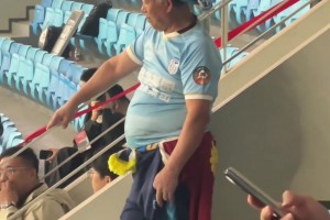 郁悶了??！成都主場不讓光膀子，大連球迷王大爺穿起衣服