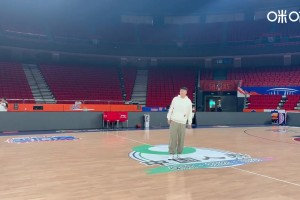 主教練正在熱身??杜鋒在球隊訓(xùn)練中一記中場三分手起刀落~