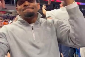 比爾：雖然我無(wú)緣季后賽了 但母校奪冠還是要慶祝的??