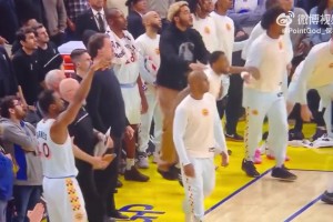 替補(bǔ)席上的保羅看到巴恩斯絕殺勇士，興奮地直接沖進(jìn)來