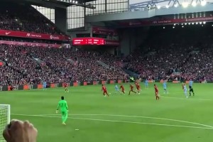 費迪南德：范迪克，人們拿我倆比較??范迪克：放以前我可能被虐