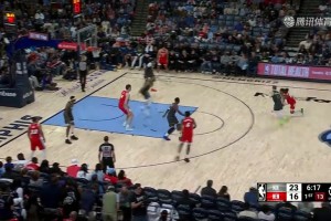 再現(xiàn)爭(zhēng)議慶祝動(dòng)作！莫蘭特飚進(jìn)三分后，朝觀眾“扔手雷”慶祝??