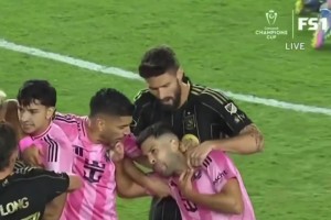 哈哈！蘇牙在拉架時(shí)忍不住咬阿爾巴??