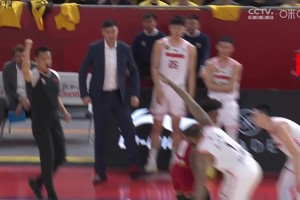 十分生氣?。?！杜鋒不滿隊員表現(xiàn) 在場邊激動開麥爆粗??