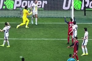 索默直呼專業(yè)，德弗里這次頭球解圍堪比一粒進球??