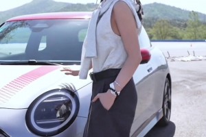 美娜休閑風(fēng)穿搭 網(wǎng)友熱評：總感覺缺少點什么