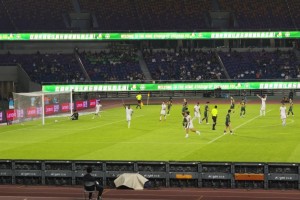 梅州進(jìn)球邁克爾指天致意，梅州隊(duì)長(zhǎng)上前示意別慶祝