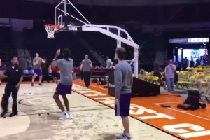 湖人早期投籃訓(xùn)練，易建聯(lián)的身影一閃而過(guò)