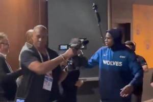 心靜如水！華子賽后走回更衣室：沒什么的，這只是第一場比賽而已