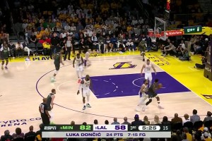 老詹這表情亮了！華子回防中與詹姆斯互相推搡，吃到技犯！