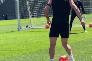 四兩撥千斤！亞馬爾訓(xùn)練中輕巧躲過(guò)隊(duì)友鏟球