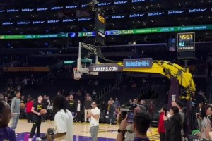 加內(nèi)特當(dāng)年單挑整個(gè)男籃訓(xùn)練營(yíng)，年輕時(shí)候的加內(nèi)特確實(shí)“?！? >
                                        </div>
                                    </div>
                                    <div   id=