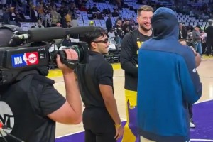 有點(diǎn)甜！賽前華子找77抱怨你們球更好，77把球直接給了華子