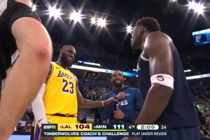 心態(tài)真好！最后時(shí)刻湖人落后7分，詹姆斯與愛(ài)德華茲場(chǎng)邊有說(shuō)有笑