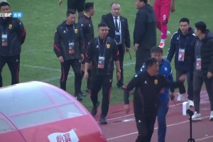 暴怒??，主裁判點(diǎn)后又被邊裁取消，中甲青島紅獅教練怒摔身份牌