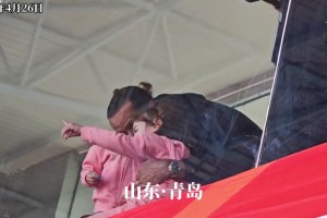 前世界足球先生里瓦爾多現(xiàn)身青島，為兒子里瓦爾迪尼奧助威