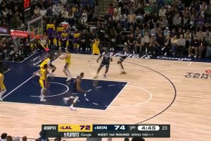 又一幅世界名畫！??愛德華茲身后掏球，隨后殘暴隔扣東契奇！