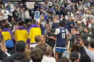 恩怨不少！終場后，華子帶頭來到湖人替補(bǔ)堆，雙方輕微爭吵