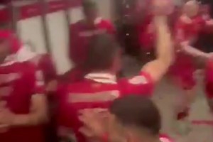 阿諾德社媒曬和隊友更衣室跳舞慶祝視頻，球迷紛紛留言請留下