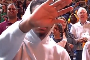 莫蘭特不想被拍遮擋鏡頭，導播直接切換角度??