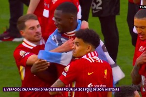 麥卡將阿根廷國旗掛在科納特脖子上??球迷：法國不會再選他入隊