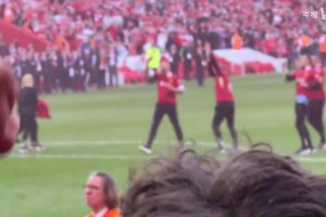 斯洛特三拳，高唱克洛普！球迷：這一刻愛重疊了