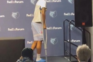 ??槍王下賽季見！莫蘭特拄拐參加灰熊賽季總結(jié)發(fā)布會??