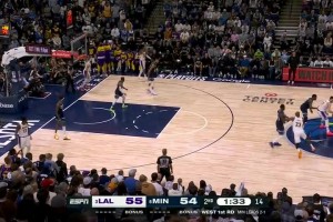 ??嚇人??！詹姆斯倒地拼搶壓到愛德華茲腿部，華子捂腿相當(dāng)痛苦