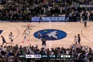 ????關(guān)鍵犯錯(cuò)！詹姆斯邊線球發(fā)球失誤，隨后打手愛德華茲被挑戰(zhàn)成功！