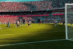 利物浦時隔5年再奪英超冠軍??球員們在更衣室開香檳瘋狂慶祝